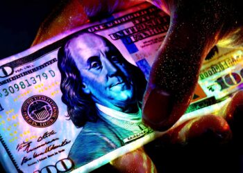 Ray Dalio’s Hedge Fund Pours $257,570,000 Into Two New Assets, Sells Stock That Warren Buffett Just Pumped Billions Into